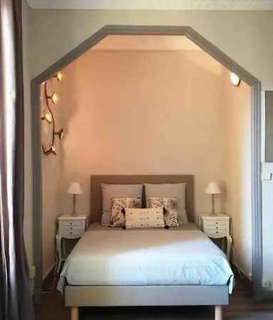 Charming Overlooking A Beautiful Garden ניס