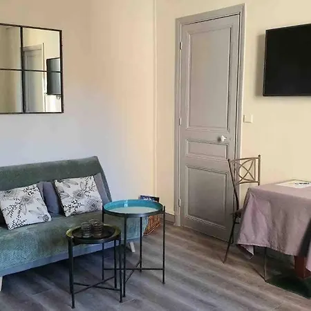 Charming Overlooking A Beautiful Garden * ניס